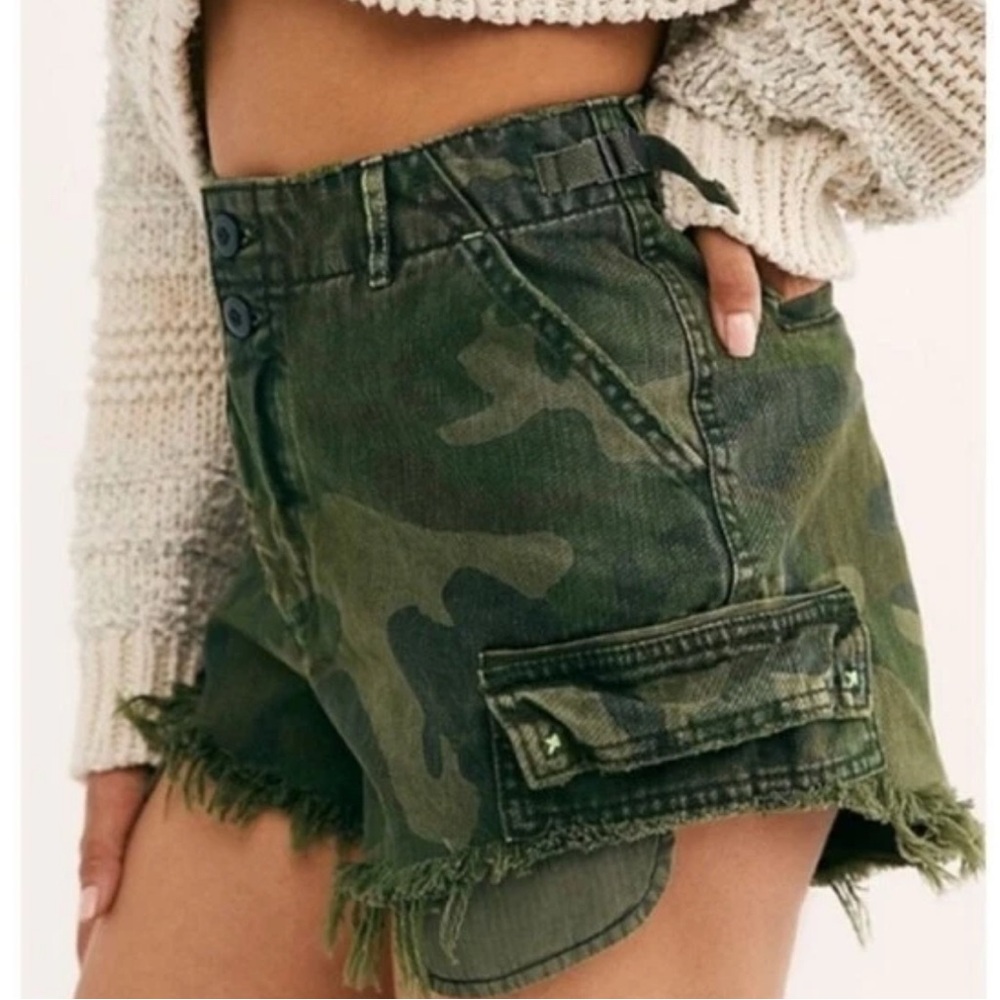 Free People We The Free Green Camo Shorts 6 Cargo Pocket Cut Off High Rise Jean